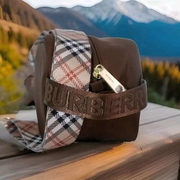 Burberry Pouch converted into to shoulder bag or cross body - Picture 5 of 5